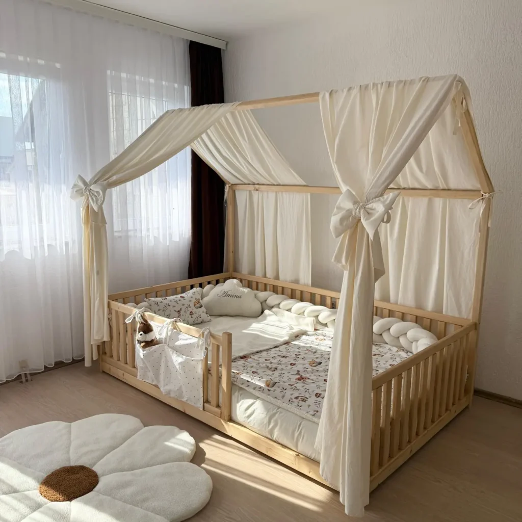 A nursery fully dressed by KAM: house bed, braid, name pillows