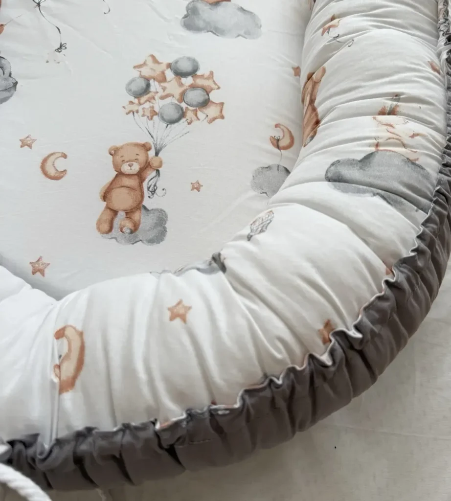 Mini baby nest close-up with balloon bears print and a gathered anthracite gray rim